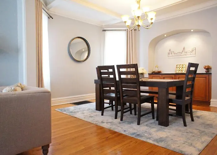 Cozy Nest In Chicago's Vibrant Lincoln Square Apartment Chicago