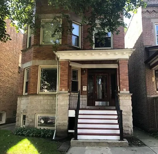 Cozy Nest In Chicago's Vibrant Lincoln Square