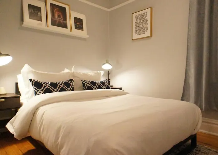 Cozy Nest In Chicago's Vibrant Lincoln Square Apartment